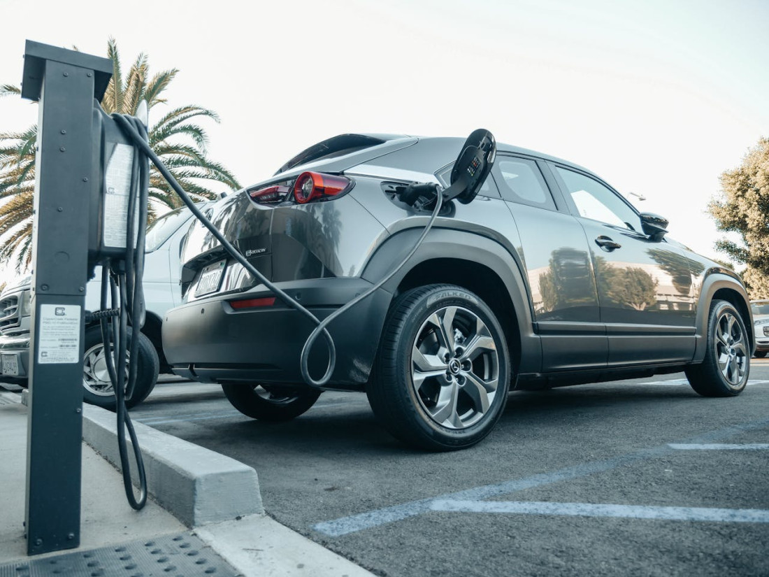 Bornes de recharge V.E. : comprendre la différence entre monophasé et triphasé