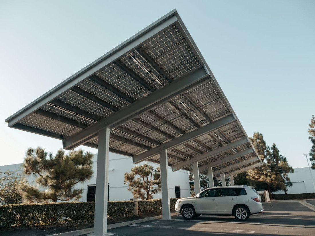 Ombrières photovoltaïques de parking : vers des stationnements plus verts